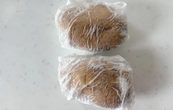 キッチンペーパーで包んだジャガイモの画像（撮影：エニママ）