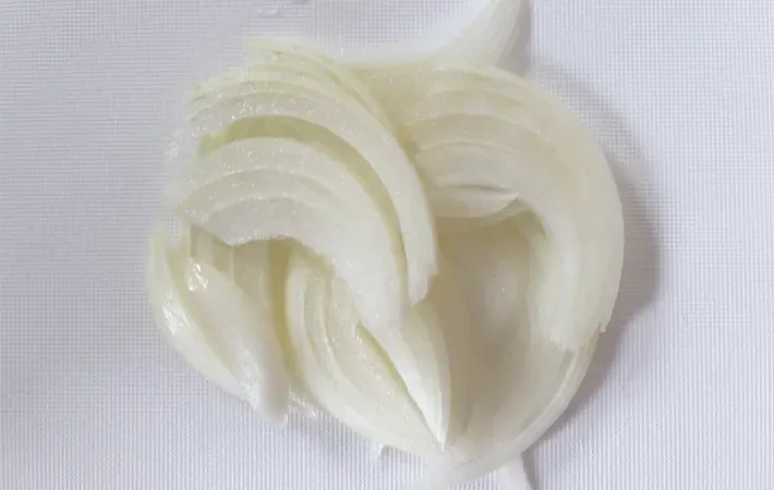 タマネギを薄切りにした画像（撮影：エニママ）