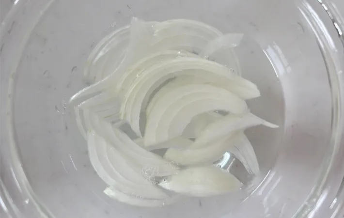 タマネギを水にさらしている画像（撮影：エニママ）