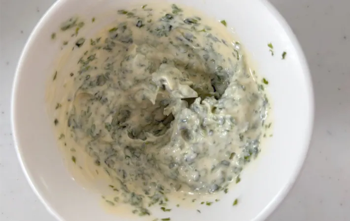 マヨネーズと青のりを混ぜた画像（撮影：エニママ）