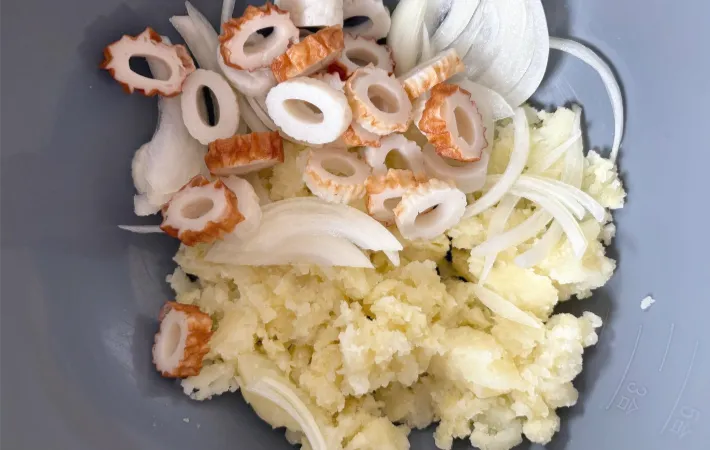 ジャガイモが入ったボウルにちくわとタマネギを入れた画像（撮影：エニママ）