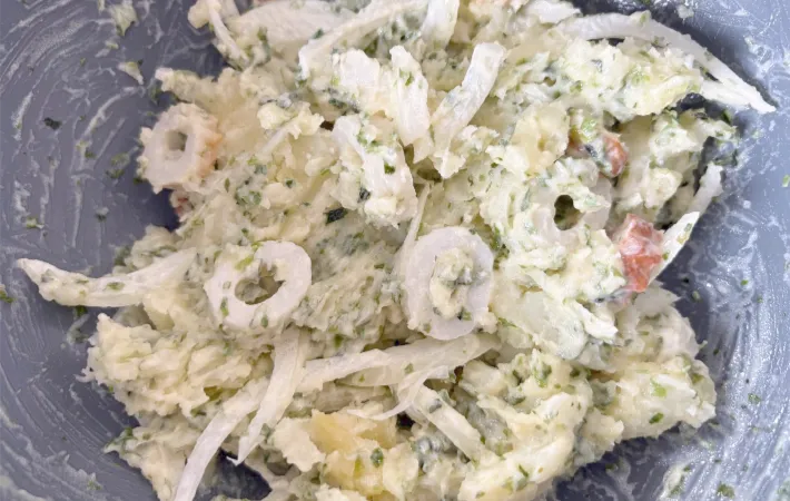 ジャガイモと具材をマヨネーズで和えた画像（撮影：エニママ）