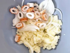 ジャガイモが入ったボウルにちくわとタマネギを入れた画像（撮影：エニママ）