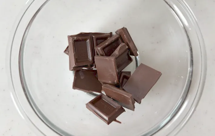 耐熱ボウルにチョコを割り入れた画像（撮影：エニママ）
