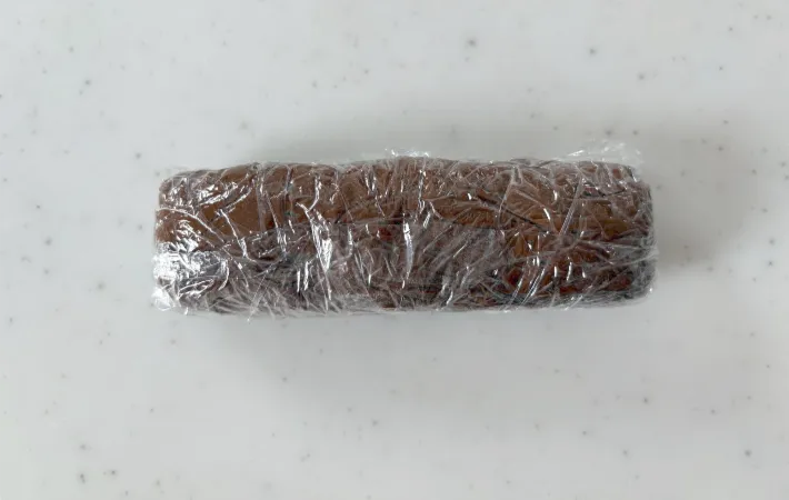 生地をラップで棒状に包んだ画像（撮影：エニママ）