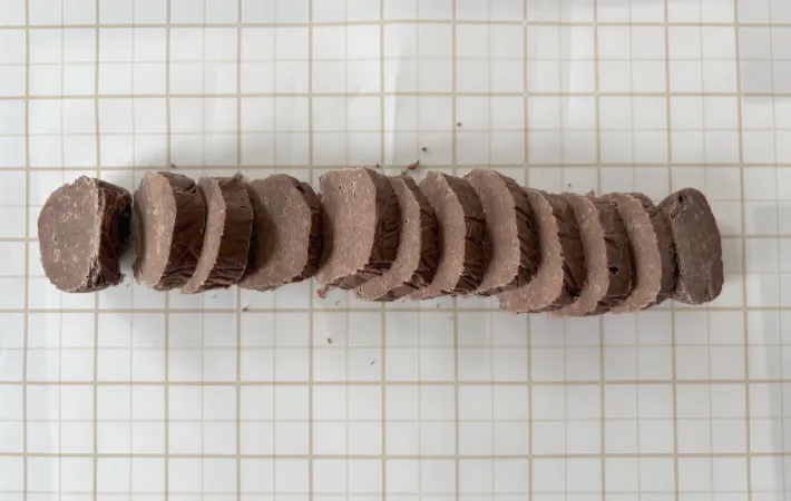 カットしたクッキー生地の画像（撮影：エニママ）