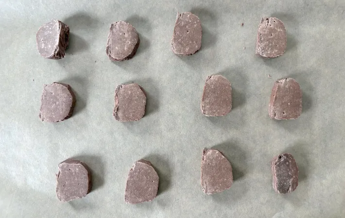 オーブントレーにクッキーを並べた画像（撮影：エニママ）