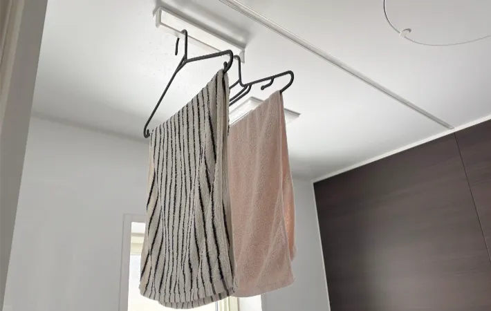 風呂場の天井に設置したタオルバーの画像（撮影：エニママ）