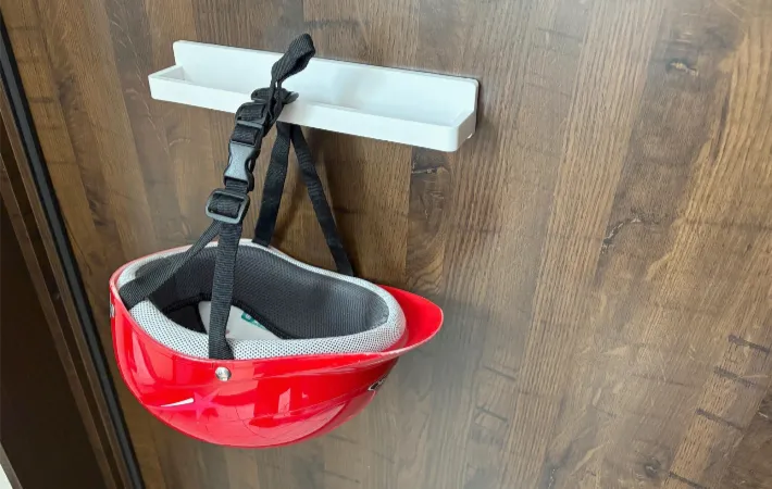 タオルバーにヘルメットをかけた画像（撮影：エニママ）