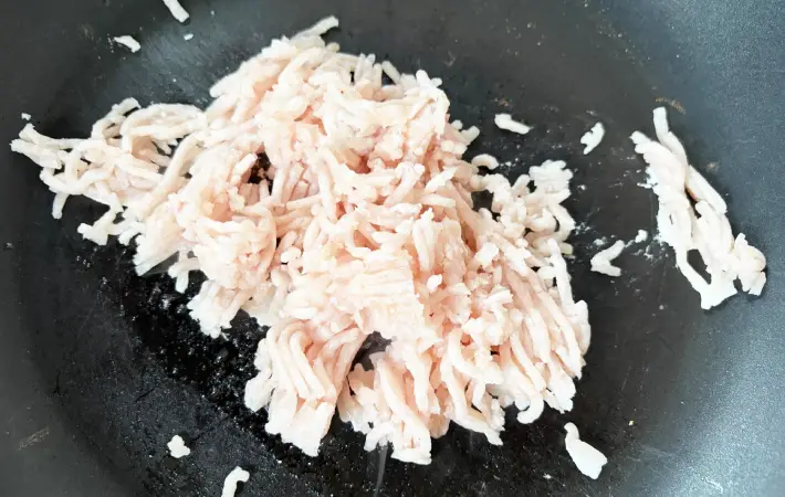 ひき肉を炒めている画像（撮影：エニママ）