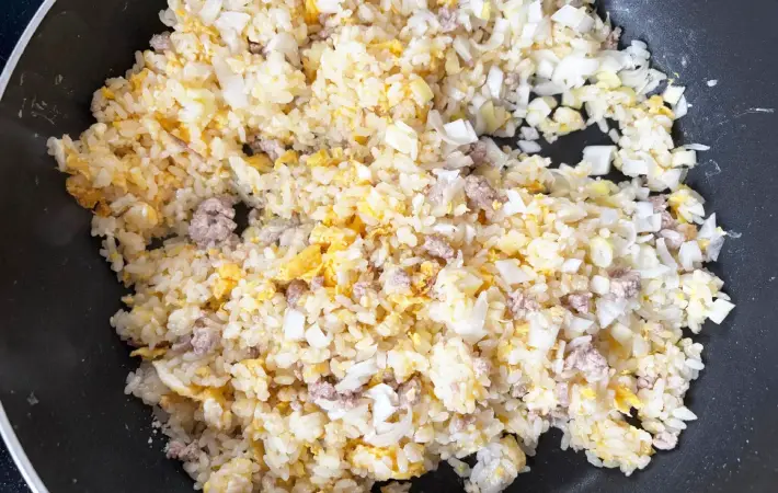 さらにひき肉、長ネギ、鍋キューブを加えた画像（撮影：エニママ）