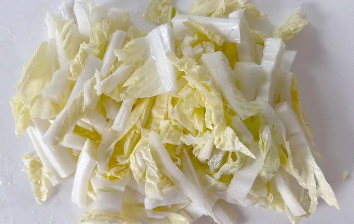 白菜を細切りにした画像（撮影：エニママ）