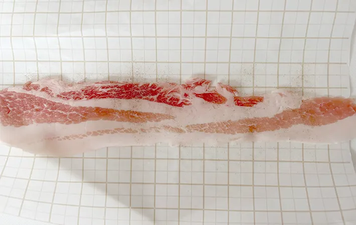 豚肉に塩コショウを振った画像（撮影：エニママ）