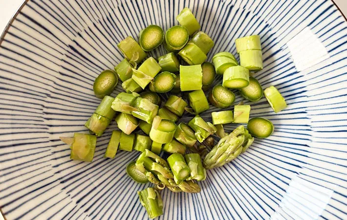 アスパラを切った画像（撮影：エニママ）