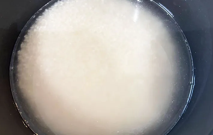 米、白だし、水を入れた画像（撮影：エニママ）