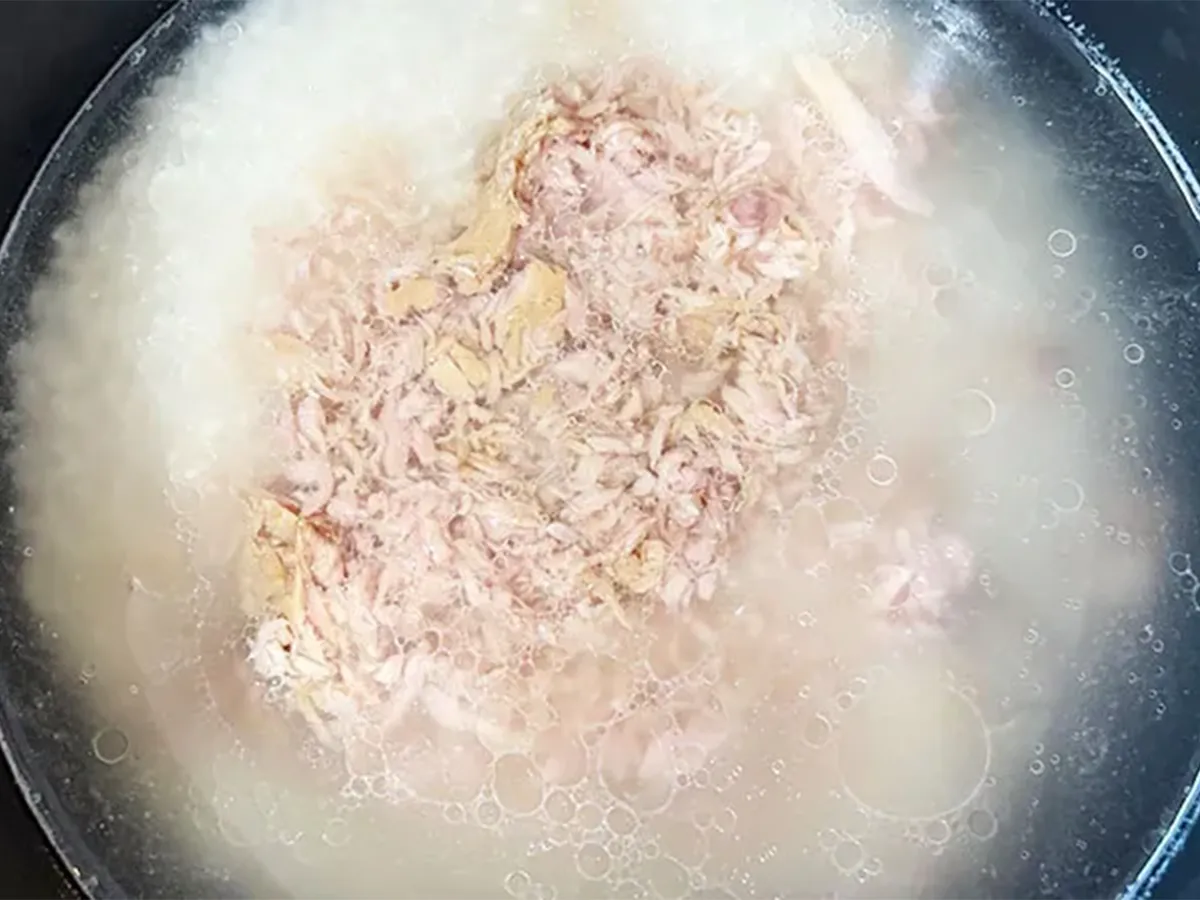 炊飯釜に米とツナ缶を入れた写真（撮影：エニママ）