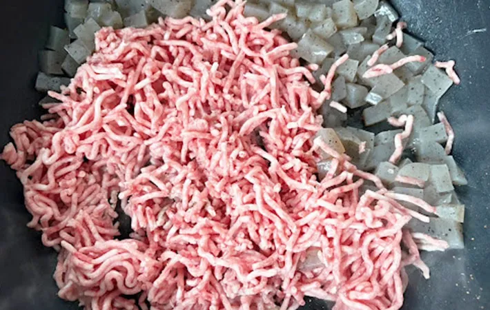 豚ひき肉とこんにゃくを炒めている画像（撮影：エニママ）