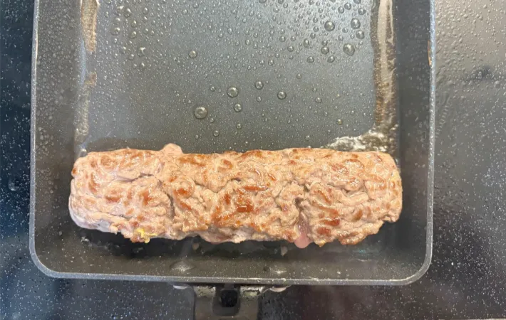 肉をひっくり返して焼いている画像（撮影：エニママ）