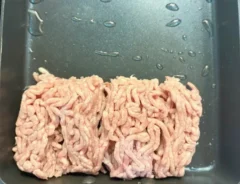 ひき肉を焼く写真（撮影：エニママ）