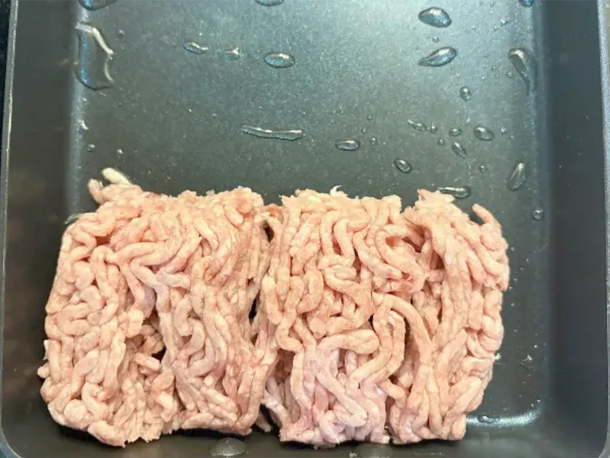 ひき肉を焼く写真（撮影：エニママ）