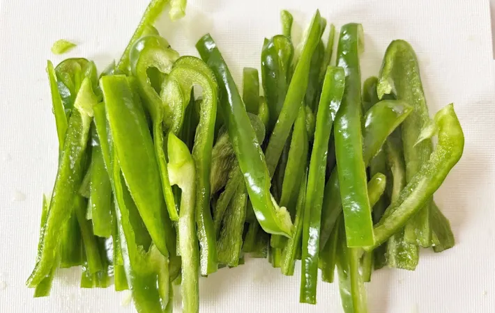 『ピーマン入り春巻き』を作る写真（撮影：エニママ）