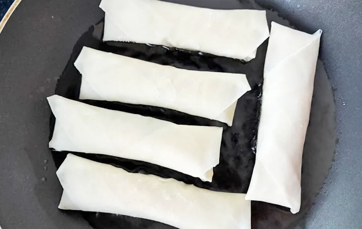 『ピーマン入り春巻き』を作る写真（撮影：エニママ）