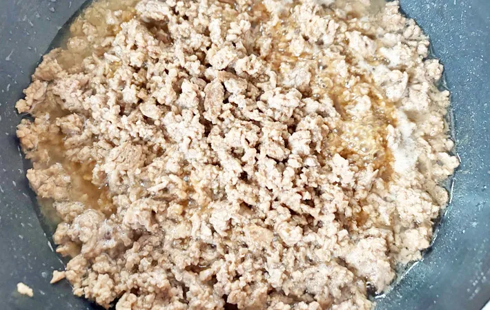 『卵とじそぼろ丼』を作る写真（撮影：エニママ）