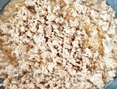 『卵とじそぼろ丼』を作る写真（撮影：エニママ）