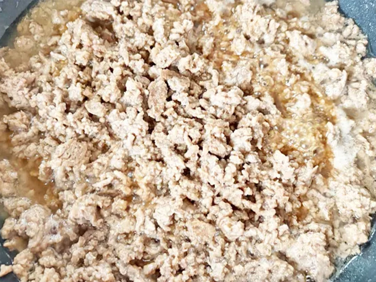 『卵とじそぼろ丼』を作る写真(撮影:エニママ)