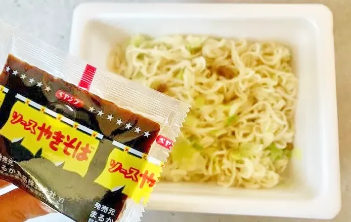 『鍋で簡単!まるで生めん食感ペヤング!!』の麺を混ぜる写真（撮影：エニママ）
