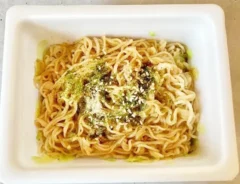 『ペヤング ソースやきそば』の写真（撮影：エニママ）