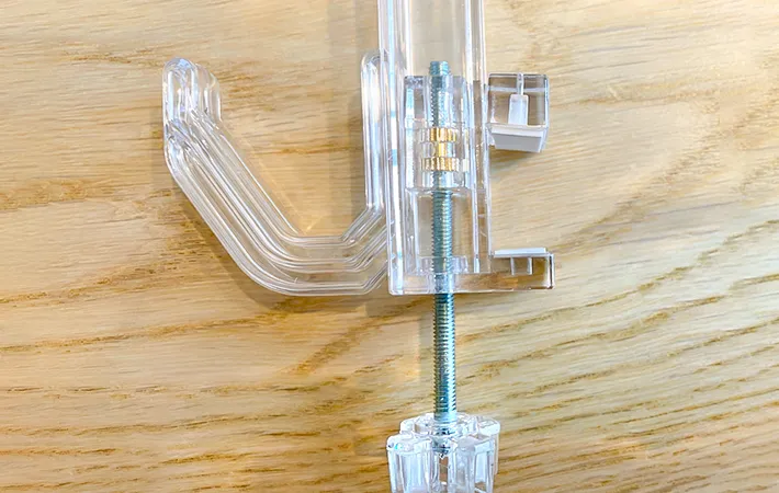 『透明で目立ちにくいかもいフック』の写真（撮影：エニママ）