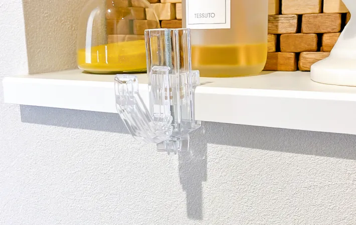 『透明で目立ちにくいかもいフック』を取りつけた写真（撮影：エニママ）