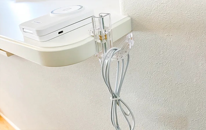 充電コードを掛けた写真（撮影：エニママ）