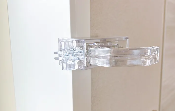 『透明で目立ちにくいかもいフック』を横向きに取りつけた写真（撮影：エニママ）