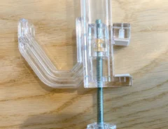 かもいフックを使用する写真（撮影：エニママ）