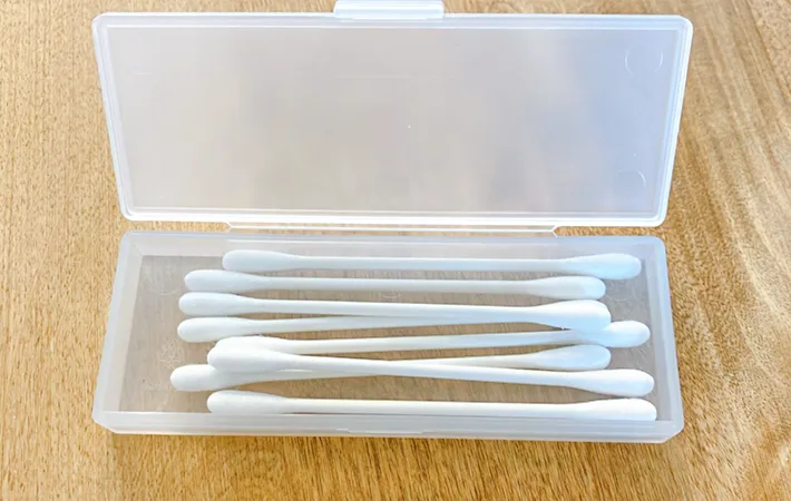 ケースに綿棒を入れた写真（撮影：エニママ）