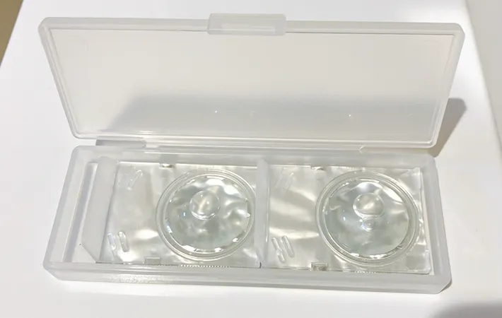 ケースにコンタクトレンズを入れた写真（撮影：エニママ）