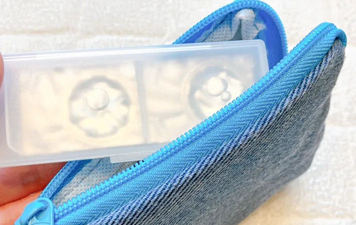 コンタクトレンズを入れたケースとポーチに入れている写真（撮影：エニママ）