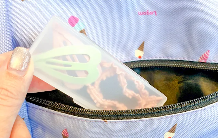 ケースに子供のヘアゴム、ピンを入れた写真（撮影：エニママ）