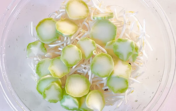 モヤシとブロッコリーの茎をボウルに入れた写真（撮影：エニママ）