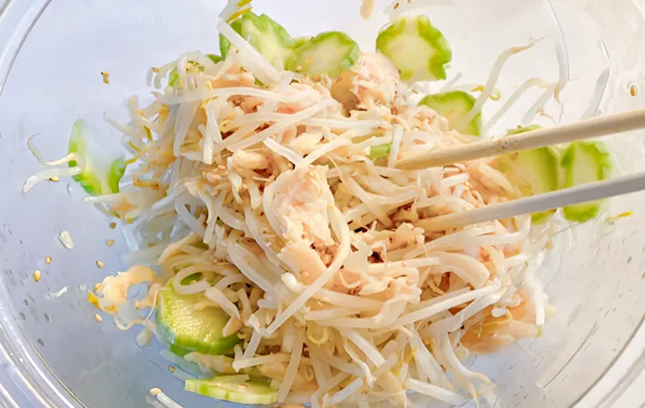 ボウルで混ぜ合わせている写真（撮影：エニママ）