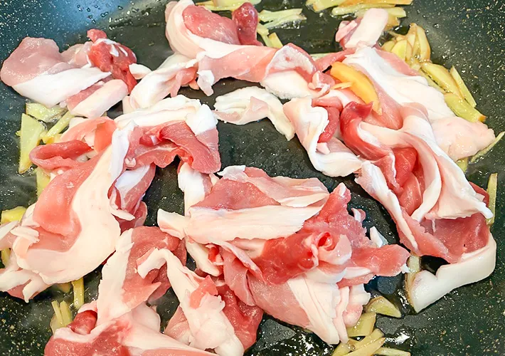 『便利いため』の材料を炒める写真（撮影：エニママ）