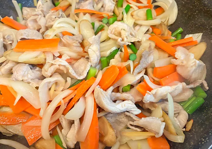 『便利いため』の材料を炒める写真（撮影：エニママ）