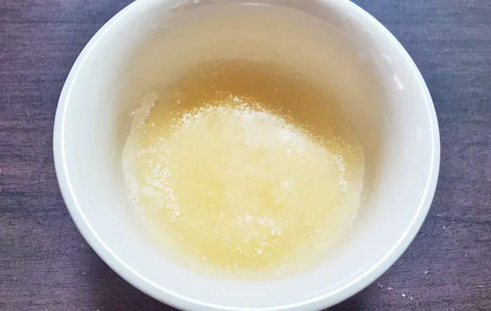 『レンジで簡単！抹茶と白桃のボトルプリン』を作る写真（撮影：エニママ）