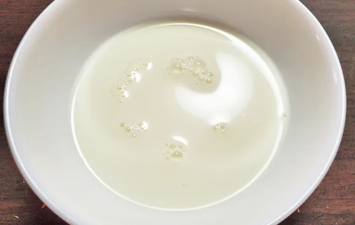 『レンジで簡単！抹茶と白桃のボトルプリン』を作る写真（撮影：エニママ）