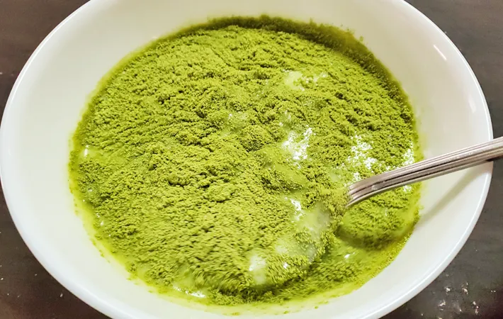 『レンジで簡単！抹茶と白桃のボトルプリン』を作る写真（撮影：エニママ）