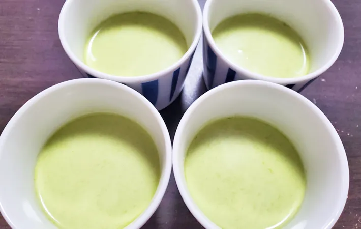 『レンジで簡単！抹茶と白桃のボトルプリン』を作る写真（撮影：エニママ）