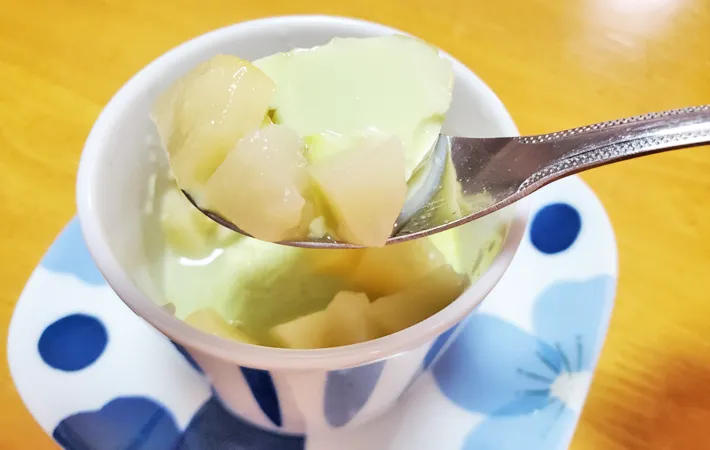 『レンジで簡単！抹茶と白桃のボトルプリン』の完成写真（撮影：エニママ）