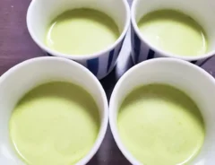 『レンジで簡単！抹茶と白桃のボトルプリン』のプリン液を固める写真（撮影：エニママ）